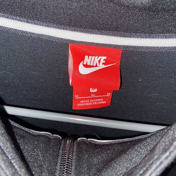 NIKE no hood jacket . - Picture 3 of 3